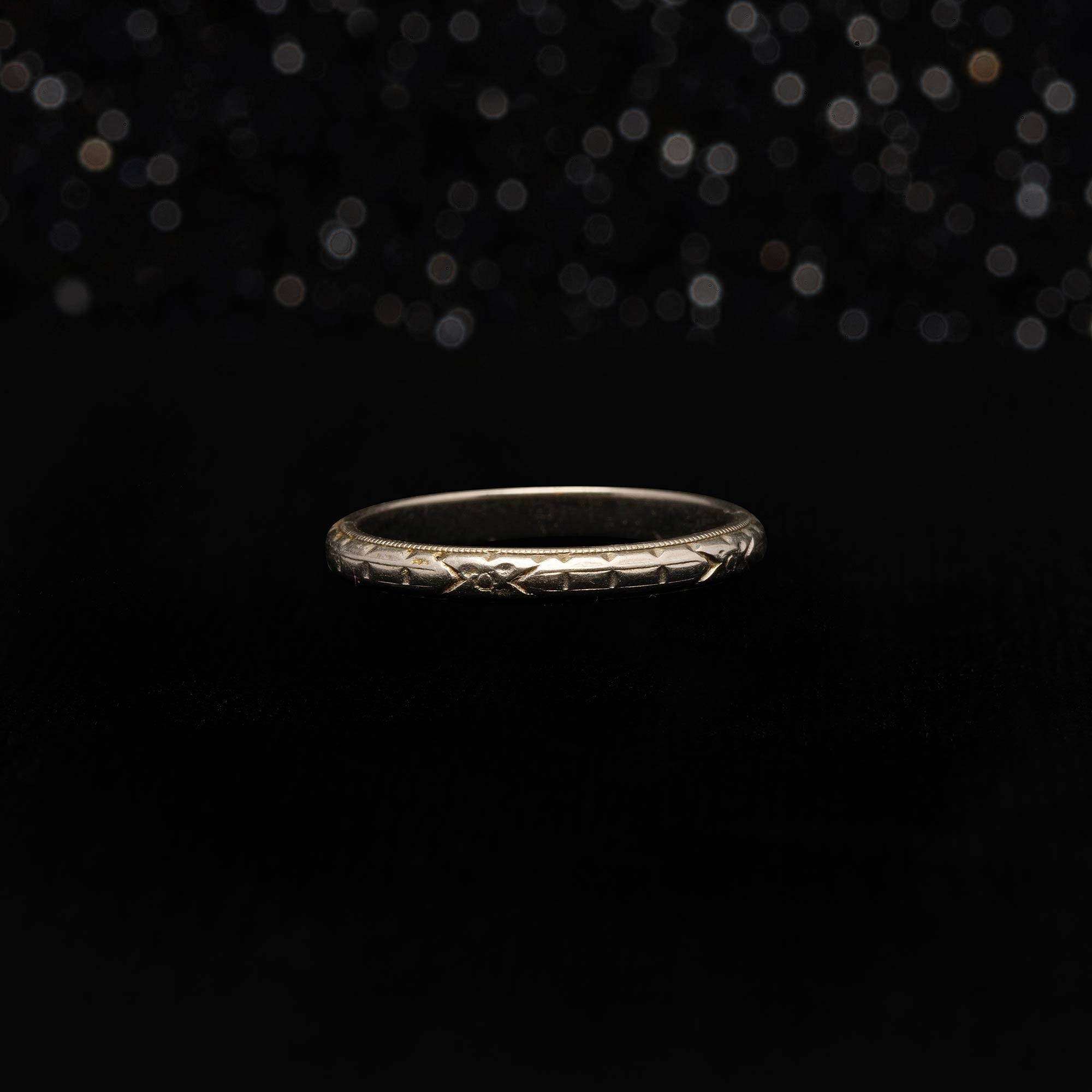 THE WHITE GOLD DECO WEDDING BAND