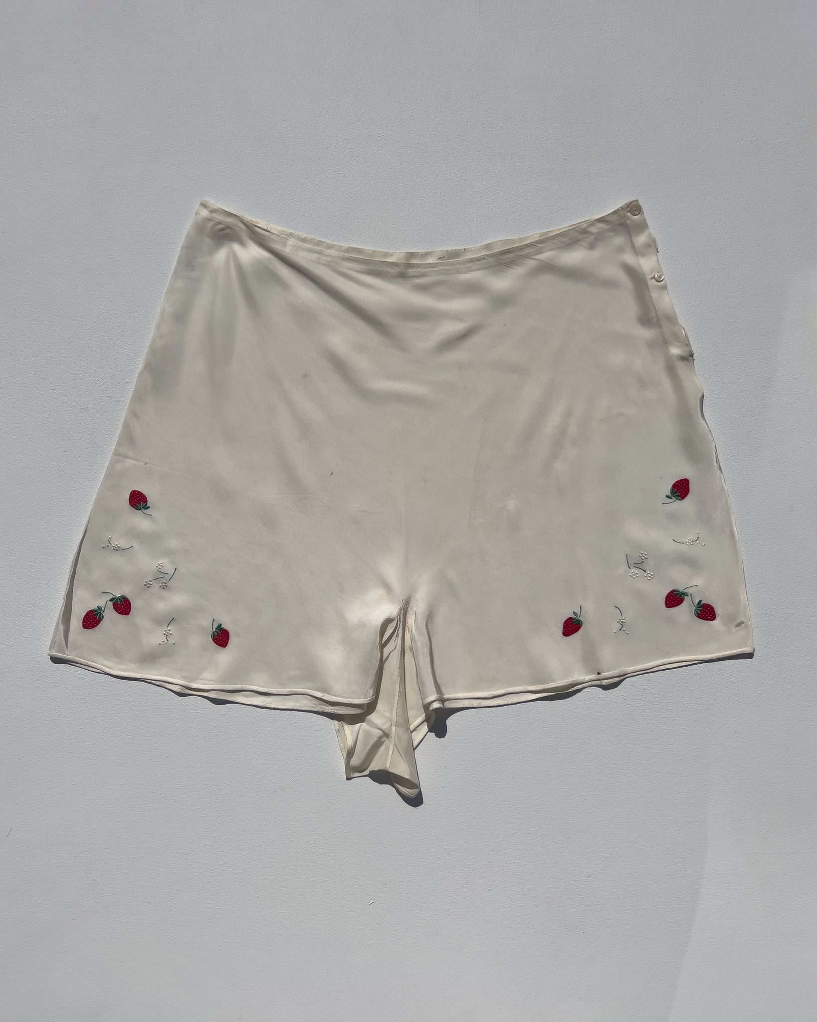 1930s SILK EMBROIDERED STRAWBERRY TAP SHORTS